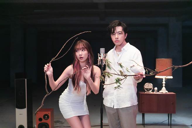 吴卓源（左）新歌MV邀坤达合作。（华风数位提供）