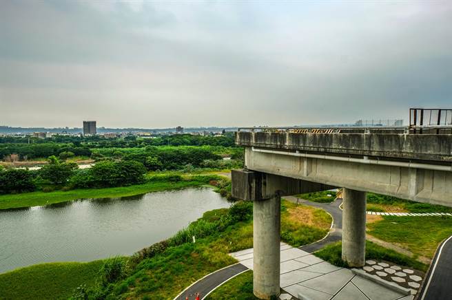 台68线新竹市武陵路匝道形成的「断头路」，新竹县政府规画台1线替代道路第1期工程接至竹北市中正西路。（罗浚滨摄）