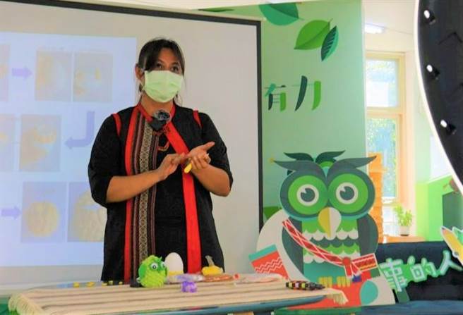 手作达人-包凤玲（lezeme）老师，以直播方式，带大家防疫在家就能同步线上一起来DIY，一起动手做出手工别致的猫头鹰存钱筒。（原民局提供）