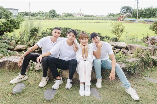 小春（左起）、江宏傑、粿粿、林敬倫錄製《全明星觀察中》。（台視提供）