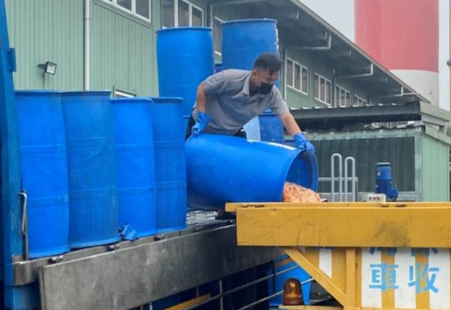 因應全面禁止廚餘養豬政令，高市環保局提醒，廚餘皆由原清運者持續載運廚餘送至南區資源回收廠集中處理。（高市環保局提供／袁庭堯高雄傳真）