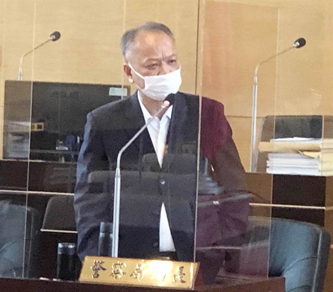 警察局长蔡苍柏强调，警察局没有要求警方执勤挂看板，将查清楚后再向议员回报。（陈世宗摄）