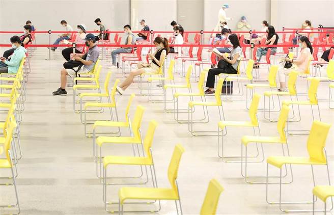 疫苗短缺，全台8、900万人打完第1剂疫苗苦等不到第2剂，提高第2剂施打或广泛接种第1剂争论不断。图为疫苗接种站画面。（资料照/陈俊吉摄）