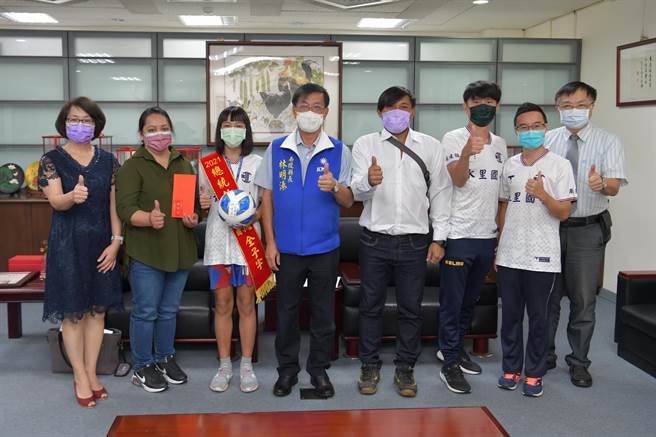 南投县长林明溱（左四），期许全子宇成为足球国手，为国争光。（南投县政府提供／廖志晃南投传真）