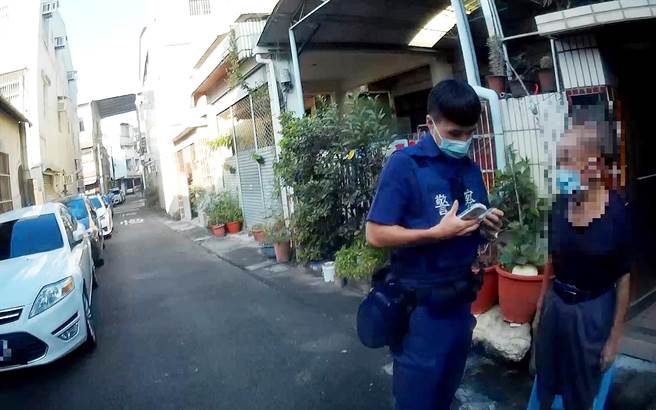 台中市警局雾峰分局国光派出所，接获80岁柯姓老翁迷失方向，幸老翁有携带手机，经逐一联络通话纪录，找到柯翁女儿。（雾峰分局提供／黄国峰台中传真）