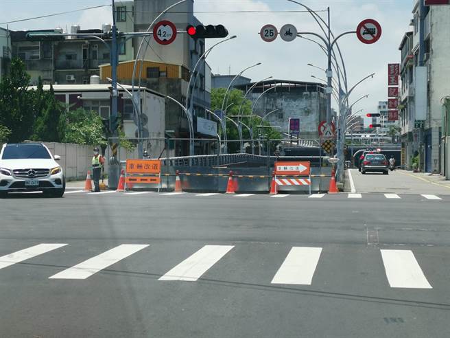 苗栗市建功車行地下道目前正在施工整修。（謝明俊攝）