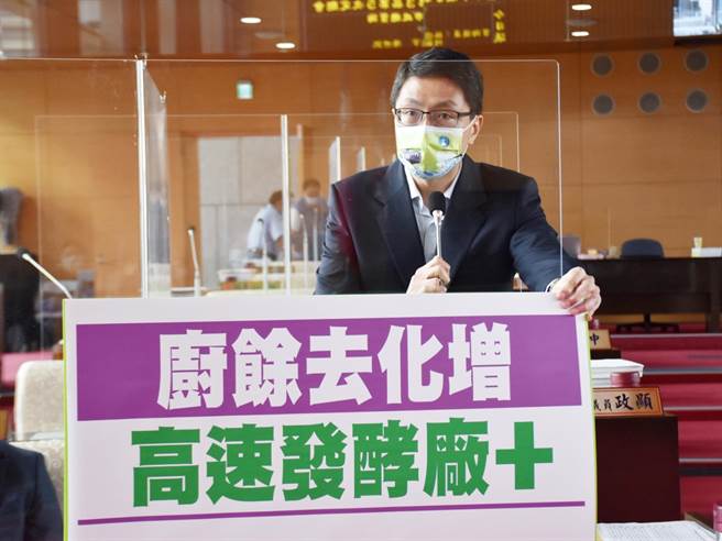 林德宇表示，非洲猪瘟是国安议题，每个局处都应该积极协助防疫，他询问，停止厨余养猪后，多出来的厨余如何去化？（陈世宗摄）