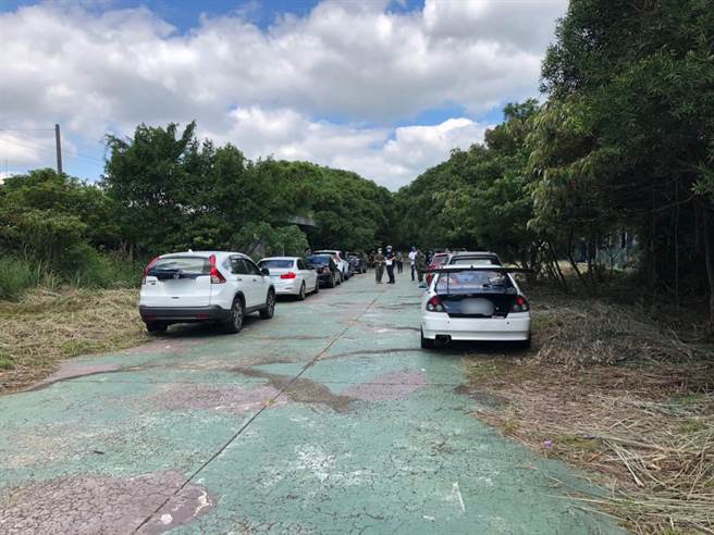 桃園市龜山區的前林口飛彈基地，閒置荒廢後竟成生存遊戲熱門景點，每逢周末都成玩家「戰場」，軍警29日接獲檢舉，驅離40餘名擅闖營區的玩家。(翻攝照片／蔡依珍桃園傳真)