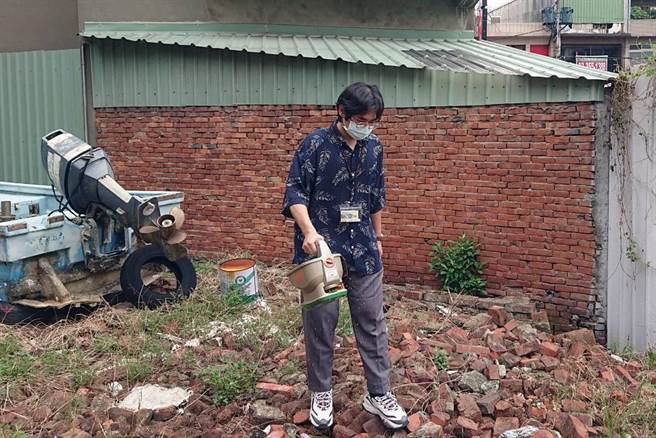 桃园市中路网球场附近，近期有红火蚁现踪，不少民眾被咬，农业局已派员到场施洒饵药剂。（桃园市政府农业局提供／陈梦茹桃园传真）