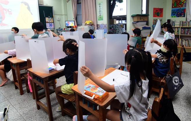 要开学了，台东宝桑国小的新生练习如何使用午餐隔板。（庄哲权摄）　　