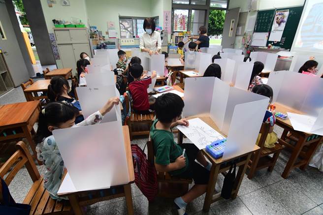 要开学了，台东宝桑国小的新生练习如何使用午餐隔板。（庄哲权摄）