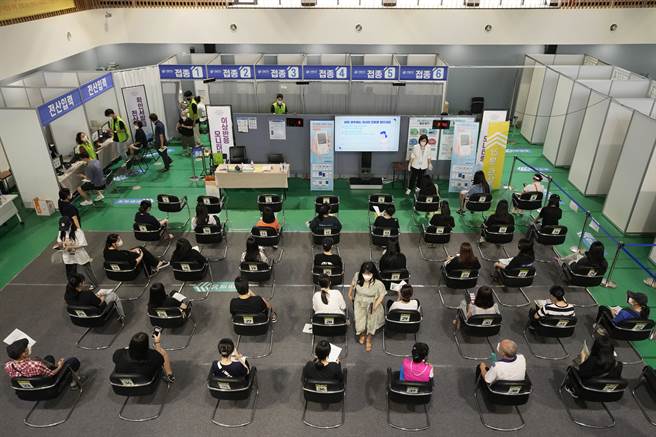 韩国29日新增1487例确诊，当局也加快疫苗接种速度。(图／美联社)