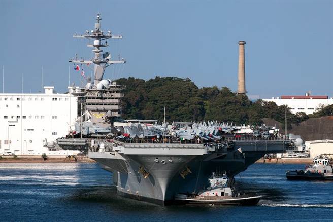 携带F-35C中队的卡尔文森号航母战斗群抵达日本横须贺港。（图／推特@Kunimatsu_y)
