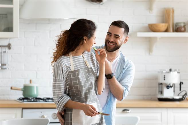 生肖属猴、虎和鸡的男性虽然不太会说甜言蜜语，但却十分宠老婆。(示意图/达志影像)