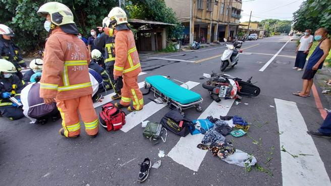 淡水媽機車載7歲兒闖紅燈遭撞卡公車底　母親慘斷腿（翻攝照片／戴上容新北傳真）