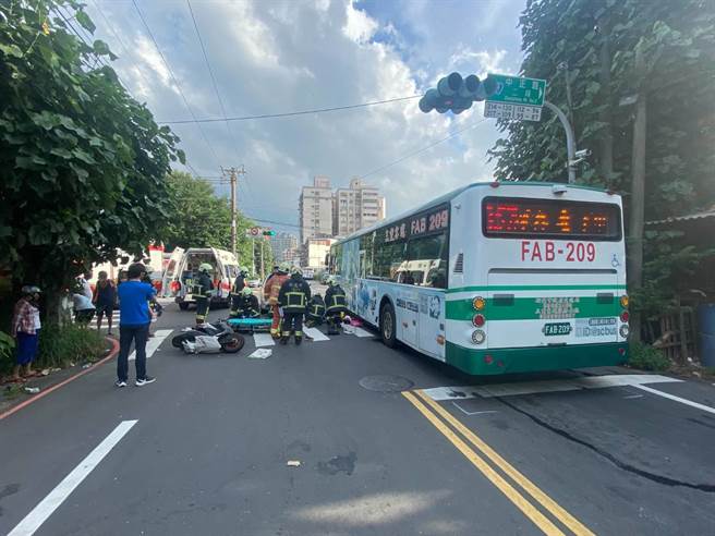 淡水媽機車載7歲兒闖紅燈遭撞卡公車底　母親慘斷腿（翻攝照片／戴上容新北傳真）