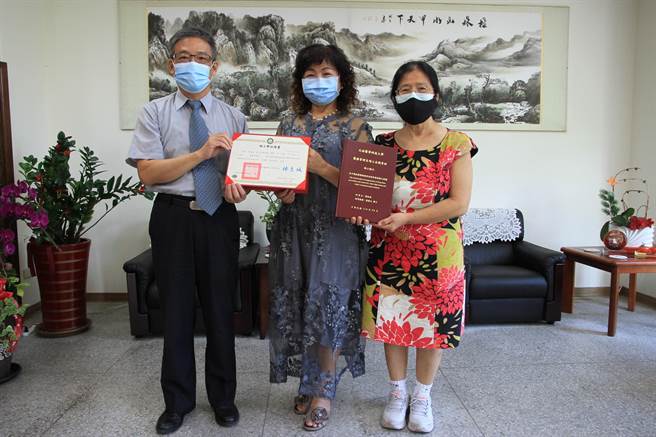 观护人张淑珠（中）取得元培医事科大医管硕士，校长林志城（左）亲自颁证。（元培提供／陈育贤新竹传真）