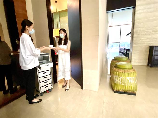 外送增多，联聚建设社区规画如饭店room service专属推车，让住户领餐时也能防疫。（卢金足摄）