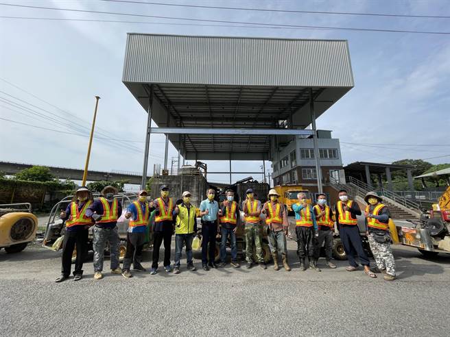 开学前，埔里镇农机大队协助校园消毒。（埔里镇公所提供／廖志晃南投传真）