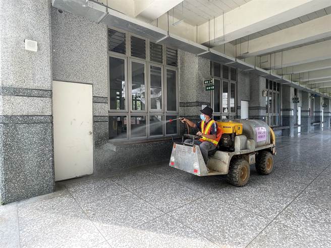 开学前，埔里镇农机大队协助校园消毒。（埔里镇公所提供／廖志晃南投传真）