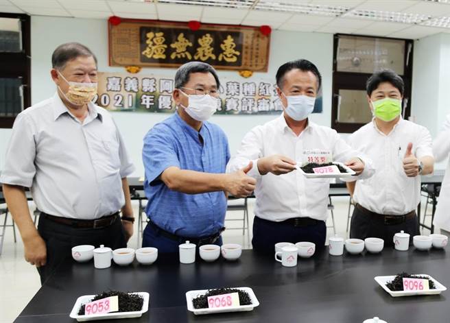 由嘉义县政府主办，梅山农会承办的「小叶种红茶优良茶竞赛」迈入第3年，嘉义县长翁章梁（右二）、立委陈明文（左二）等人亲自到场揭晓得奖名单。（吕妍庭摄）