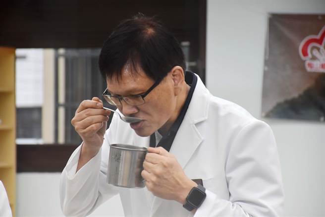 由嘉义县政府主办，梅山农会举办的「小叶种红茶优良茶竞赛」迈入第3年，30日下午由主审进行最后评分，选出得奖茶农，全程採线上直播。（吕妍庭摄）