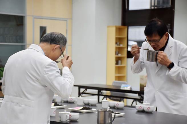 由嘉义县政府主办，梅山农会举办的「小叶种红茶优良茶竞赛」迈入第3年，30日下午由主审进行最后评分，选出得奖茶农，全程採线上直播。（吕妍庭摄）