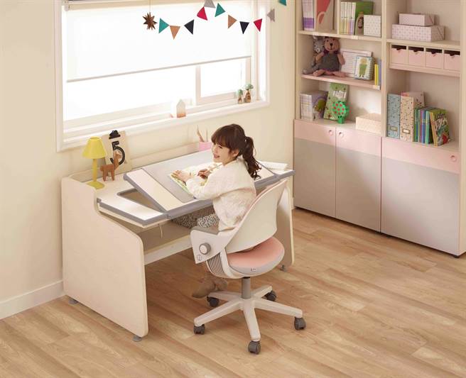 近期台湾疫情趋缓，教育部宣布9月1日实体开学，各居家业者如IKEA、特力屋、iloom怡伦家居等也各自推荐学生们适用的家居设备、相关优惠等，为开学前做好准备。（业者提供）