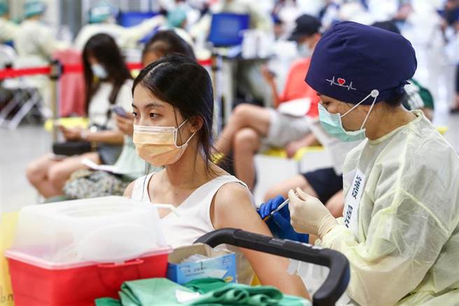 开学即将到来，新进专任教师、代理代课教师、实习教师等教育相关工作人员，30日前往花博接种站施打COVID-19（2019冠状病毒疾病）疫苗，赶在中、小学9月1日开学前完成施打。（邓博仁摄）
