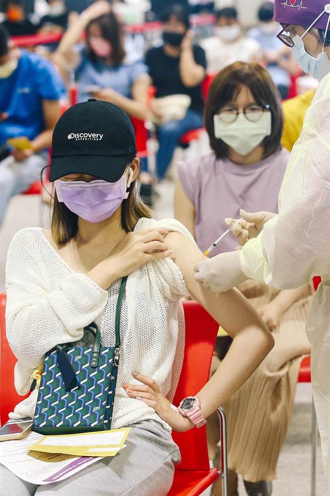 开学即将到来，新进专任教师、代理代课教师、实习教师等教育相关工作人员，30日前往花博接种站施打COVID-19（2019冠状病毒疾病）疫苗，赶在中、小学9月1日开学前完成施打。（邓博仁摄）
