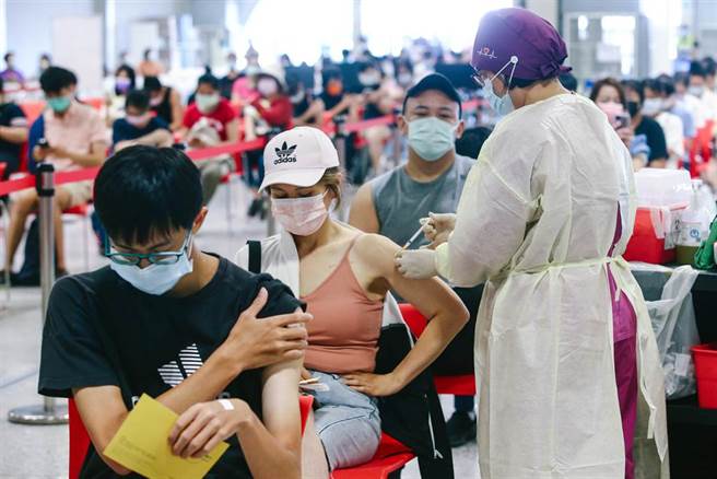 开学即将到来，新进专任教师、代理代课教师、实习教师等教育相关工作人员，30日前往花博接种站施打COVID-19（2019冠状病毒疾病）疫苗，赶在中、小学9月1日开学前完成施打。（邓博仁摄）
