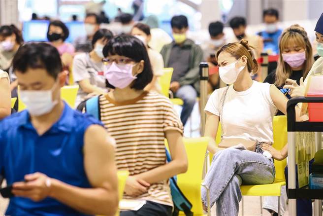 开学即将到来，新进专任教师、代理代课教师、实习教师等教育相关工作人员，30日前往花博接种站施打COVID-19（2019冠状病毒疾病）疫苗，赶在中、小学9月1日开学前完成施打。（邓博仁摄）
