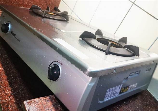 网友清理厨房瓦斯炉却还是挡不住小强入侵，上网询问防蟑妙招。（图／脸书社团「家常菜」）