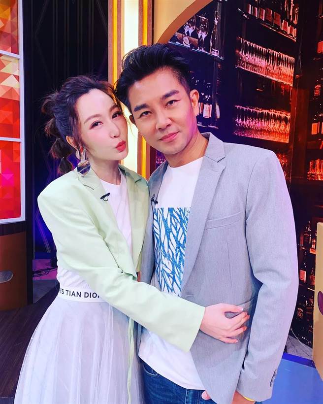 曾莞婷（左）与谢承均已认识超过20年。（摘自脸书）