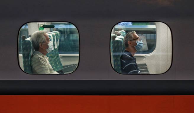 交通部30日进一步松绑防疫措施，其中观光列车车上和双铁非付费区有条件开放饮食，另外双铁载客率从原来只能坐7成提高到可坐8成。图为民眾搭乘高铁都紧戴口罩。（陈信翰摄）