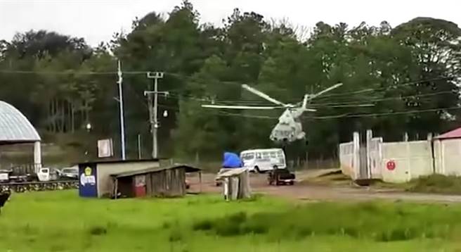 Mi-17即將擦過路上的公車。(圖/Youtube)