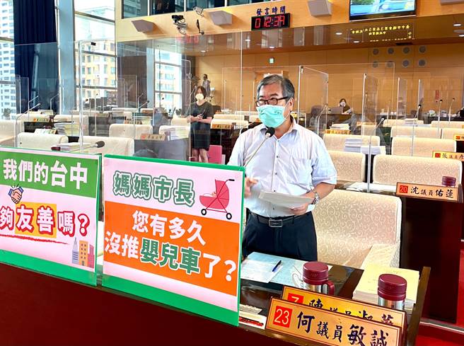 何敏诚今天质询说，建议设计应便利娃娃车通行。（陈世宗摄）