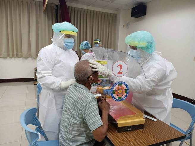 北荣新竹机动筛检队在宝山乡双溪村办公大楼办理社区快筛，共计筛检196位民眾，结果均为阴性。（新竹县政府提供／罗浚滨新竹传真）