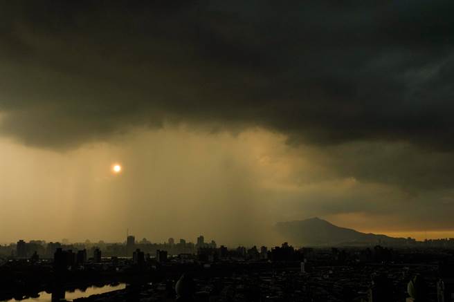 中央氣象局表示，明(31日)需留意中午過後桃園以南地區及其他山區有局部短暫雷陣雨。(黃子明攝)