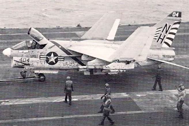 这是另一起A-7误降事件，小鹰号的A-7，错误降落在珊瑚海号(USS Coral Sea,CV-43)，遭到各种涂鸦 。(图/美国海军)