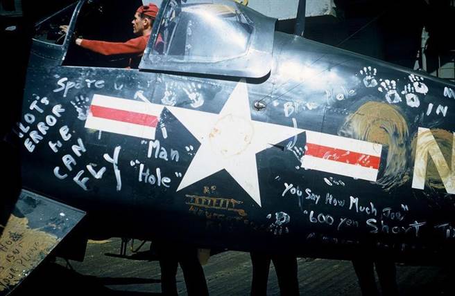 韩战时期，1架降错母舰的F4U海盗战机。(图/美国海军)