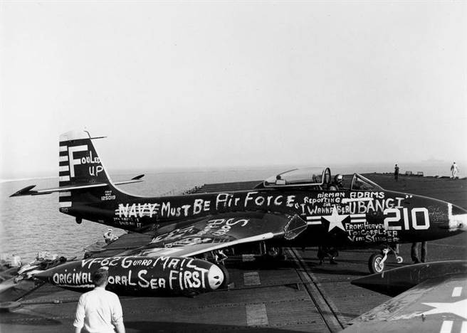 1952年，原属于珊瑚海号(USS Coral Sea,CVB-43)，第62战斗机中队(VF-62)的麦道F2H-2「报丧女妖」( Banshee)战机，错降在胡蜂号(USS Wasp CV-18,)的下场。(图/美国海军)