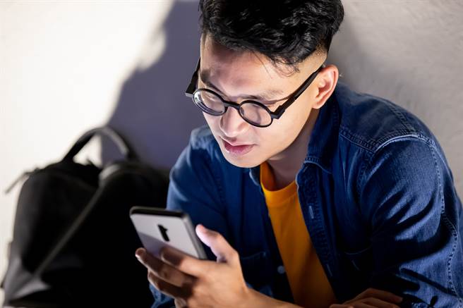 天蝎座、巨蟹座、双子座的人平时虽然话很少，在网路上却很敢发言表达自我。（图／Shutterstock）