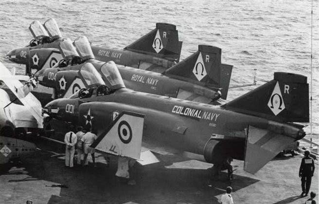 英国皇家海军第892中队的F-4战机，访问了美国海军欧康纳航空站(NAS Oceana)，准备返回皇家方舟号航舰(HMS Ark Royal ,R09)，先暂停在美军萨拉托加号(USS Saratoga,CV-60)，这是两国已说好的合作，但萨拉托加号的后勤人员哪管这些？还是照样恶作剧，把1架皇家海军F-4战机换上新涂装，原本的皇家军徽改成两次世界大战期间，美国海军的星状徽，把「皇家海军」(ROYAL NAVY)改成「殖民地海军」(COLONIAL NAVY)。(图/美国海军)