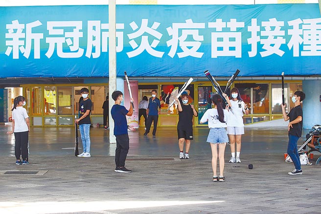 BNT疫苗即将到货，蓝营喊加购，绿营喊扩大接种对象。图为圆山争艳馆的疫苗接种站。（本报资料照片）
