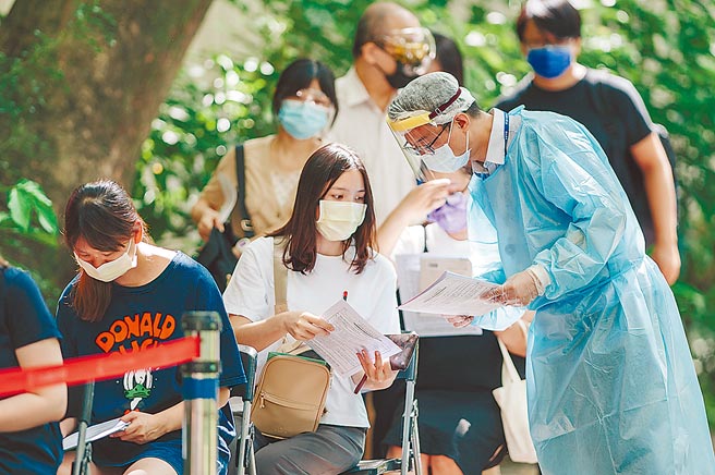 高端疫苗施打率緩步下降，圖為日前台大醫學院體育館接種站接種疫苗情形。（本報資料照片）