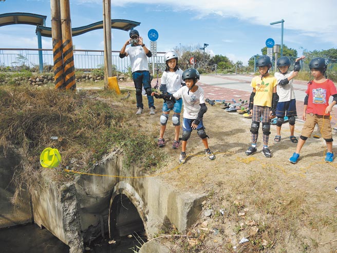 在疫情前，香山少年滑行小队每周三会到盐港溪进行水质监测，小朋友们打水姿势熟练，目前因疫情暂停监测。（邱立雅摄）
