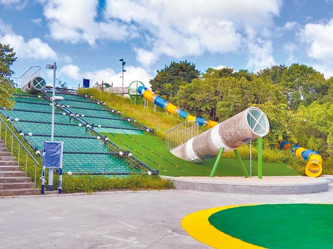 基隆市暖暖運動公園翻新，許多遊樂設施不宜12歲以下兒童使用，讓家長相當困惑。（陳彩玲攝）