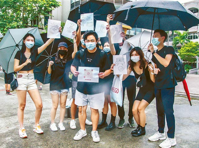 今年大考分发共63所大学参与招生，合计提供3万6327个招生名额，其中含各招生管道回流名额1万1546名，整体比去年增加3049个名额。图为考生开心走出考场，友人举着大字报一起为他打气，场面欢乐。（本报资料照片）