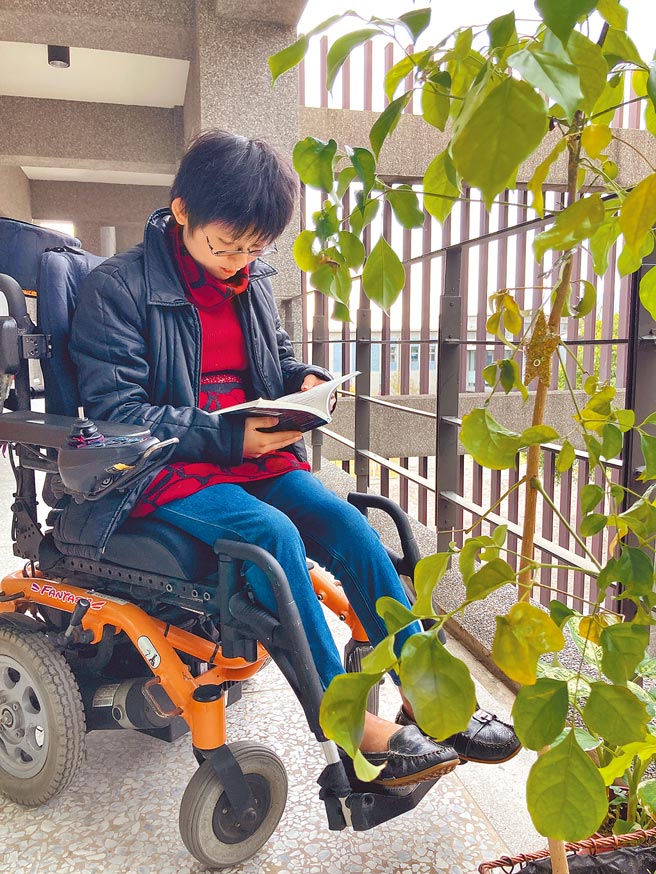 台东大学硕士生田宜君以「儿童文学」踏出独特的路。（教育部提供／林志成台北传真）